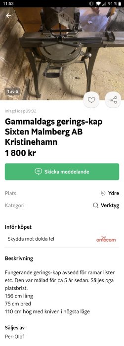 Äldre geringssåg för snickeriarbeten, avsedd för kapning av lister och ramar, står i ett verkstadsrum.