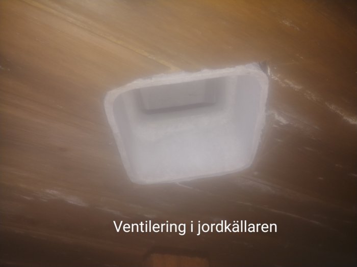 Ventil i taket av en jordkällare täckt med vit mögel.