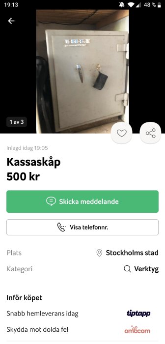 Gammalt kassaskåp med öppen nyckel på dörren, prislapp 500 kr i en försäljningsannons.