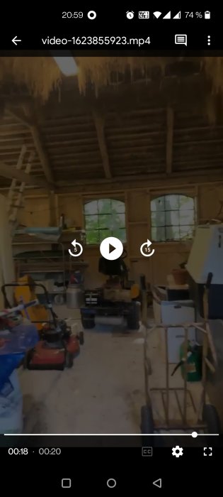 Skärmdump från mobilfilm som visar ett oupprustat rum med råa träväggar och högt i tak.