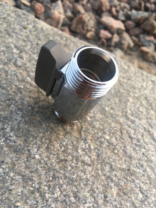 Ventil med gängad ände och felaktig 10mm klämringskoppling, fråga om kompatibilitet.