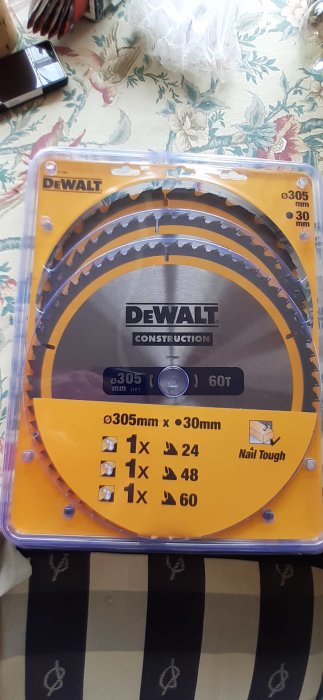 Förpackade nya DeWalt sågklingor med specifikationer 305mm och 30mm axeldiameter.