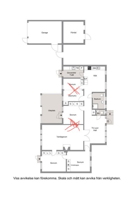 Svartvit planlösning av en villa med rödmarkerade väggar som visar nedtagna sektioner, symboler för ventilation noterade.