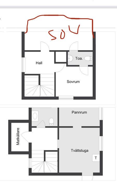 Planritning av ett hus med noteringar, visar hall, toalett, sovrum, matkällare, pannrum och tvättstuga. Handtext "SOL" i rött överst.