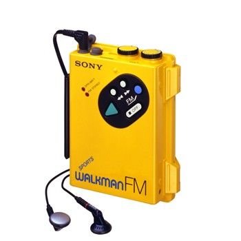 Gul Sony Sports Walkman FM med hörlurar.