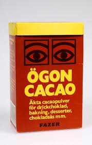 Ett paket Ögon Cacao från Fazer, med två stiliserade ögon på den gula förpackningen.