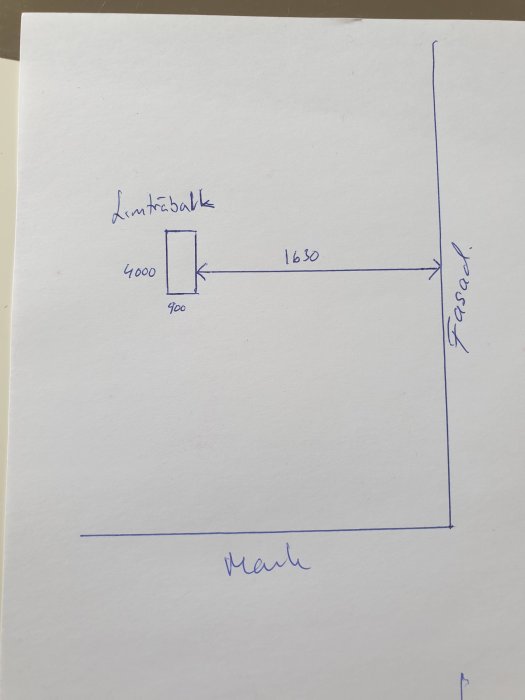 Skiss av en balkongkonstruktion med dimensioner, inklusive limträbalk och avståndet till fasaden.