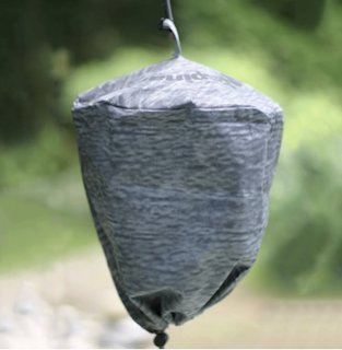 En getingskrämma hängande från en tråd i ett träd, liknar ett stort getingbo.
