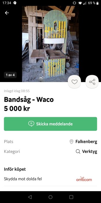 Gammal bandsåg av märket Waco i en verkstadslokal, använd och målad i gult.