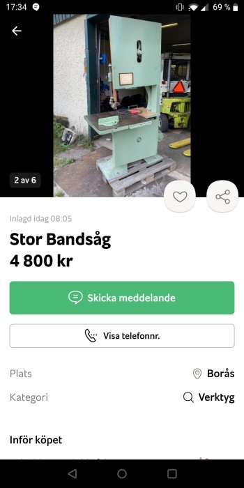 Stor stående bandsåg i grön färg till salu för 4 800 kr, placerad utomhus.