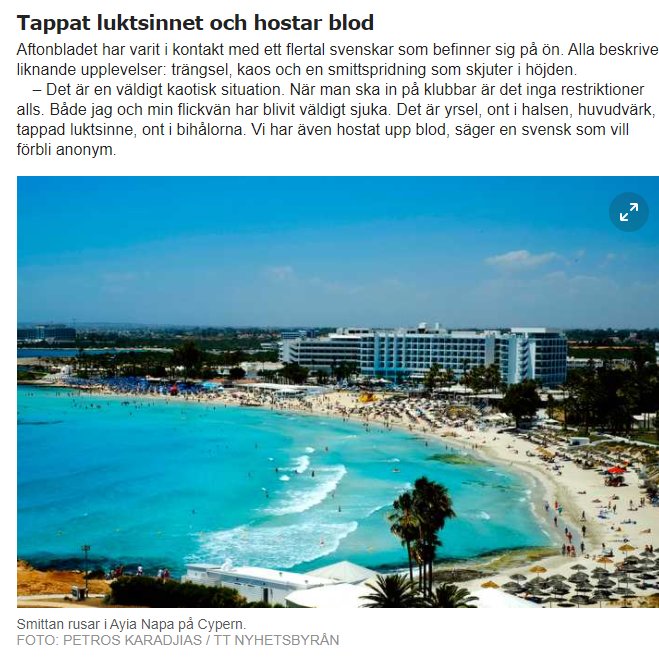Vy över den livliga Ayia Napa stranden på Cypern med människor och parasoller.