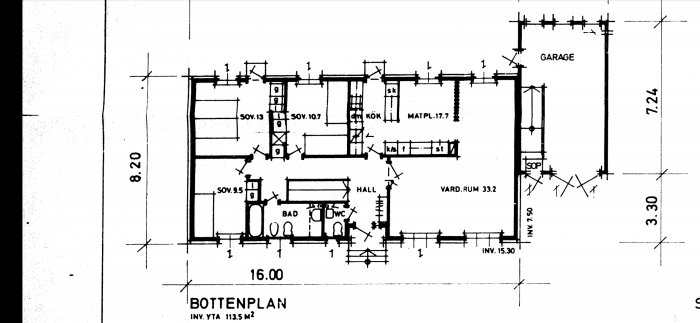 Ritning över bottenvåning i hus med markerade väggar mellan kök, matplats och vardagsrum.