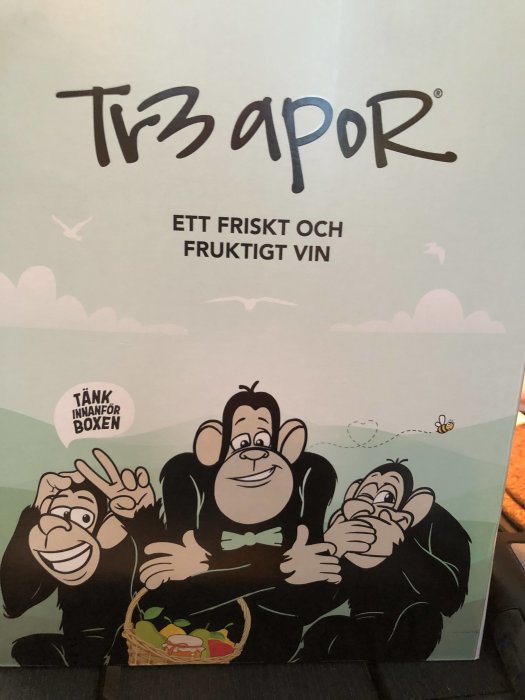 Vinreklam med tecknade apor och texten "Ett friskt och fruktigt vin - Tänk innanför boxen".