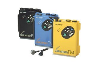 Tre färgade Sony Walkman FM vattentäta kassettspelare med hörlurar.