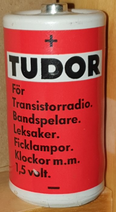 Gammalt Tudor-batteri på hylla, används för radio, bandspelare och leksaker, 1,5 volt.