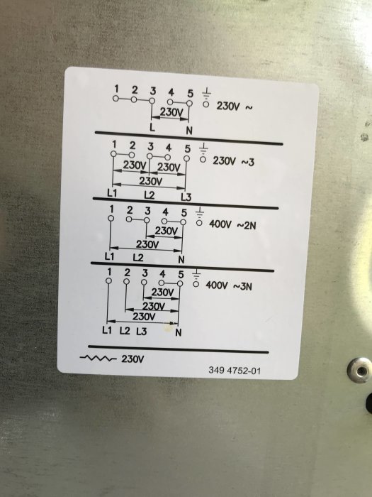 Elektrisk anslutningsschema för olika spänningsalternativ på en vit etikett.