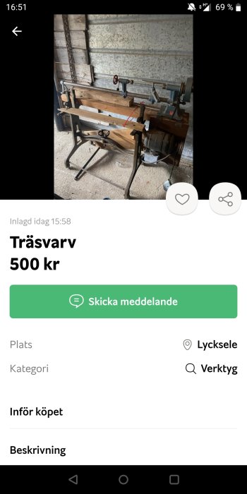 Träsvarv på ställning med redskap, placerad i ett garage, till salu för 500 kr.