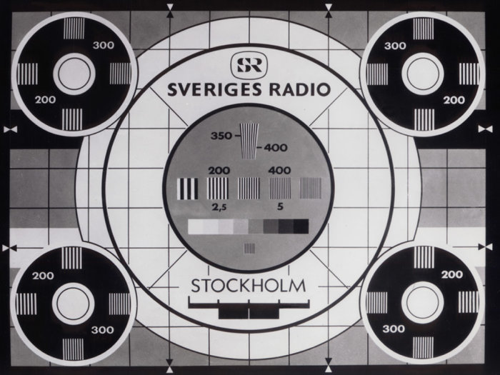 Svartvit testbild från Sveriges Radio med koncentriska cirklar och texten "STOCKHOLM".