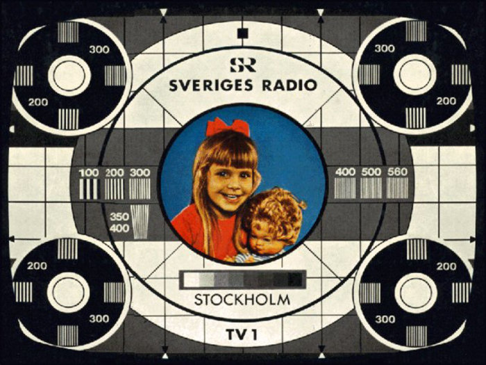 Svensk testbild från Sveriges Radio med flicka och docka för SVT:s kanal TV1, använd under det tidiga 1970-talet.