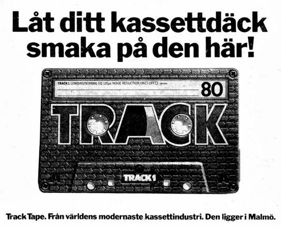 Svartvit bild av ett TRACK kassettband med text som marknadsför bandet till kassettälskare.