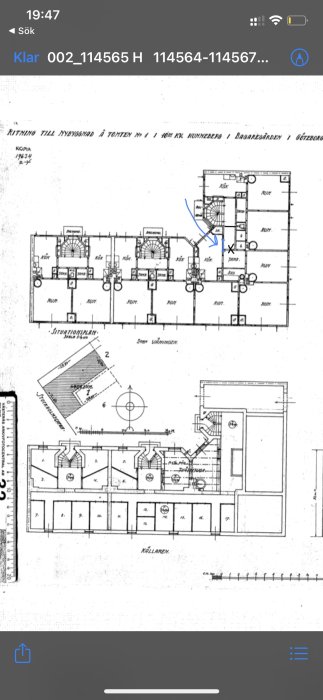 Planritning med blå markering där nytt fönster planeras och svart kryss där vägg är borttagen.