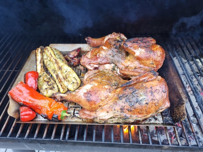 Grillad kyckling och grönsaker på en grill: aubergine, paprika, på en sommarkväll.