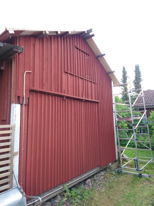 Renovering av husets västsidas tak med borttagna brädor och ställning för arbete.