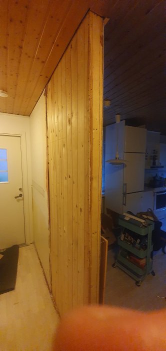 Träväggstump i rum under renovering, osäkerhet om väggen är bärande.