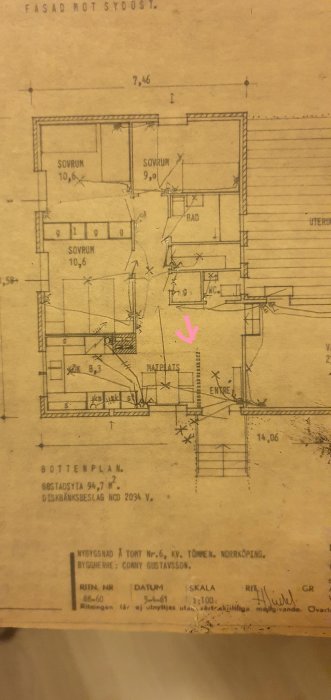 Gammal arkitektritning av en bostadsplan med markerad vägg, undertecknat 1961, med fokus på en eventuell bärande vägg.