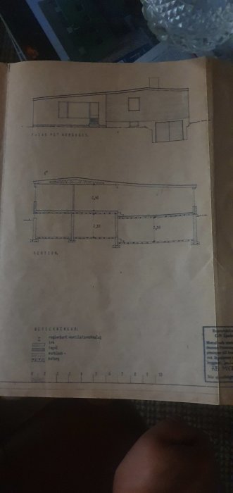 Handritad skiss av en hussektion med dimensioner och annotering för en ventilationstomme.