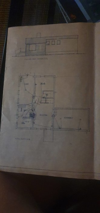 Ritning av en byggnads källarplan som visar rumsfördelning med redan borttagna väggar vid murstock.