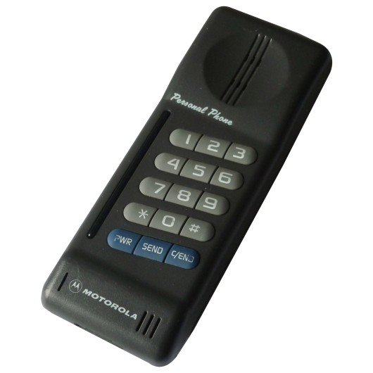 En äldre Motorola NMT mobiltelefon från tidigt 90-tal med numerisk knappsats och antenndesign.