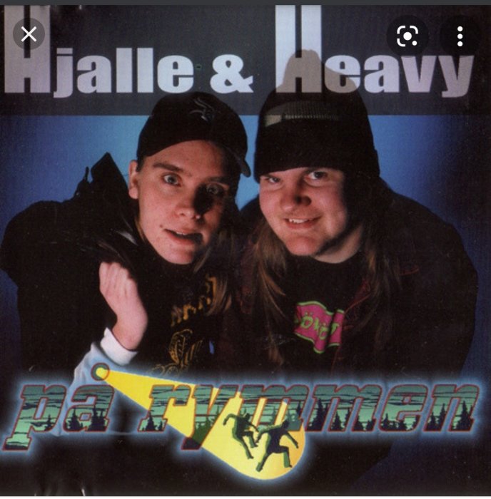 Omslag för CD med titeln "På rymmen" av Hjalle & Heavy, visar två män med mössor som ler mot kameran.