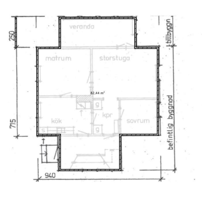 Planritning av bottenvåningen i ett hus med kök, matrum, storstuga, sovrum, kapprum och veranda. Total yta 82,44 m².