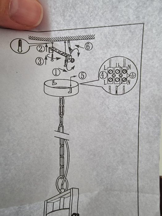 Handritad installationsguide för taklampa med detaljerad beskrivning av elkopplingar.