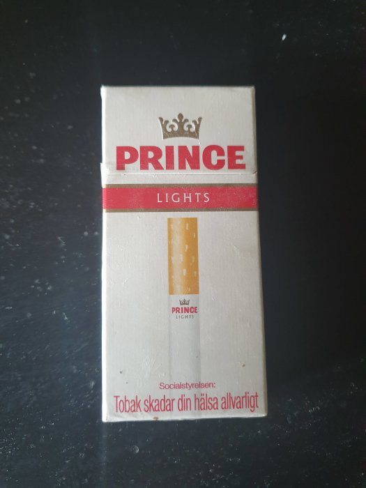 Cigarettpaket märkt "PRINCE LIGHTS" med en cigarett på framsidan, utan stor varningstext.