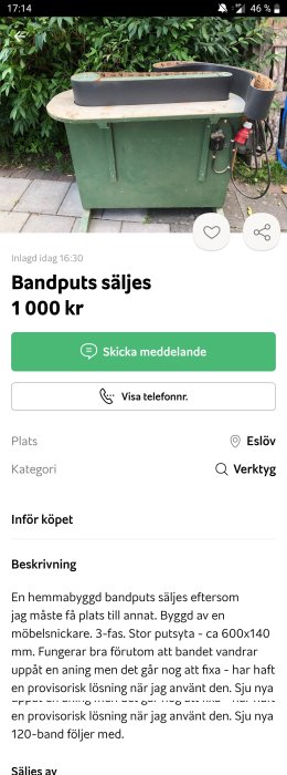 Hemmagjord bandputs på grönt stativ med mättpinne på ovansidan framför buskage.