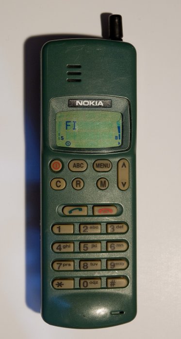 Gammal Nokia-mobil med avbruten antenn och slitage från 1994.