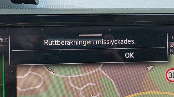 Bildskärm i bil som visar felmeddelande "Ruttberäkningen misslyckades" på navigatorsystem.