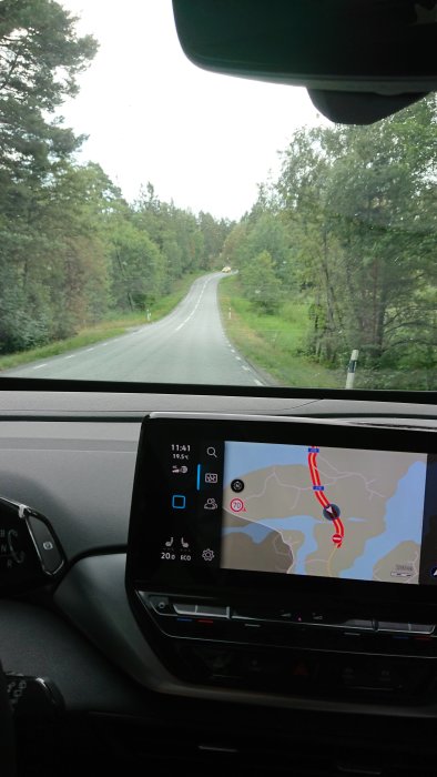Bilfärd med öppen väg framför och en GPS-skärm som visar falsk vägavstängning.