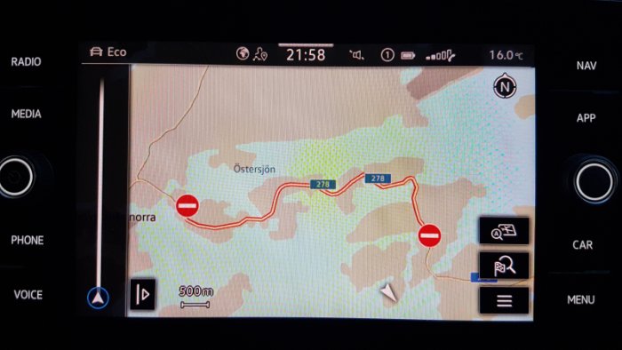 Bilens navigationsskärm visar avstängd rutt på vägkarta nära Åkersberga.