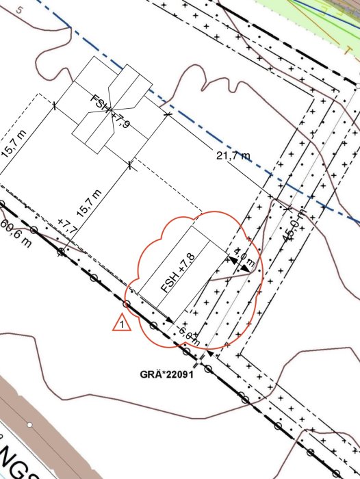 Situationsplan med markerat förslag på ny placering av garage nära tomtgränsen.