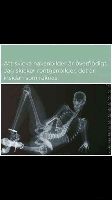 Röntgenbild på ett skelett som ligger ner med texten "Att skicka nakenbilder är överflödigt.