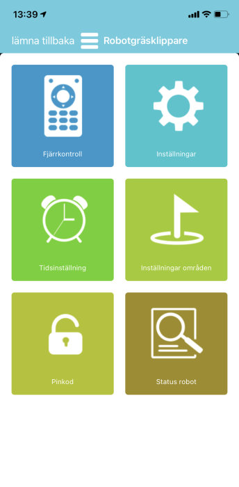 Skärmdump av en mobilapp för robotgräsklippare med ikoner för fjärrkontroll, inställningar, tidsinställning, områdesinställningar, pinkod och robotstatus.