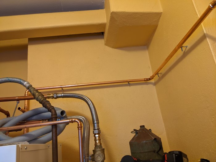 Installation av kopparledningar och rörsystem i ett tekniskt utrymme.