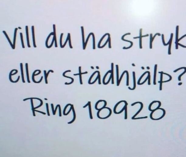 Handskriven text som erbjuder strykning och städhjälp med ett telefonnummer, "Ring 18928".