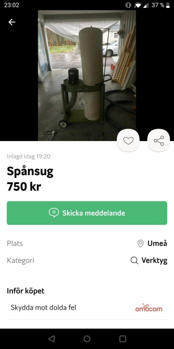 Spånsug utrustning i en garageverkstad med en vit uppblåst filtersäck.