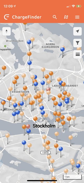 Karta över Stockholm som visar fördelningen av laddstationer med blåa och beiga markeringar för gata respektive garage.