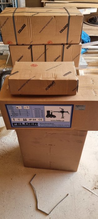 Kartonger med byggverktyg för bordsfräs, inklusive märkta Felder och Format-4 logotyper.
