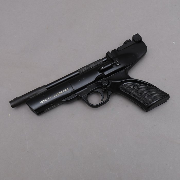 En Webley Hurricane luftpistol i 5.5mm på en ensfärgad bakgrund.